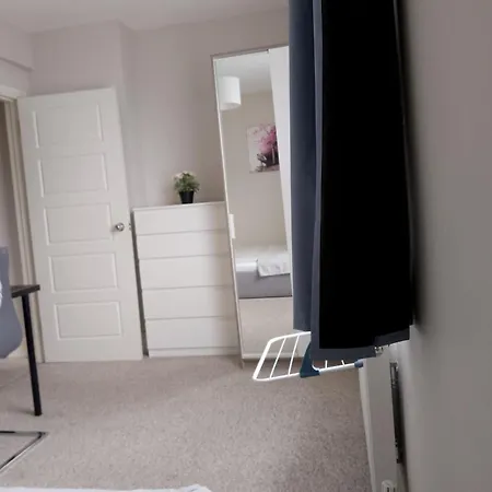 Double Or Twin Room In Town Centre East Grinstead Exterior photo