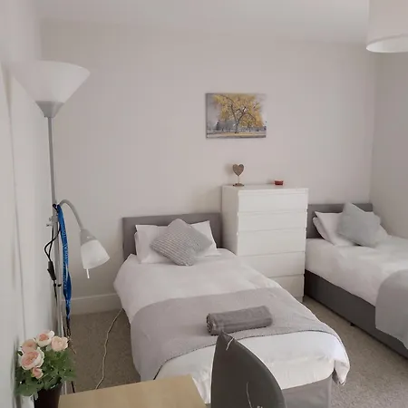 Double Or Twin Room In Town Centre East Grinstead Exterior photo