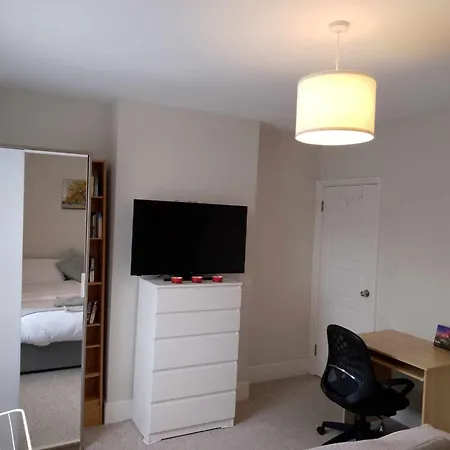 Double Or Twin Room In Town Centre East Grinstead Exterior photo