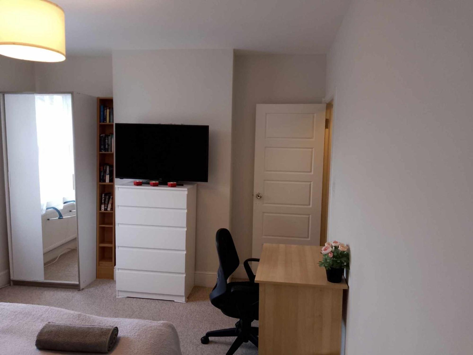 Double Or Twin In Town Centre * East Grinstead