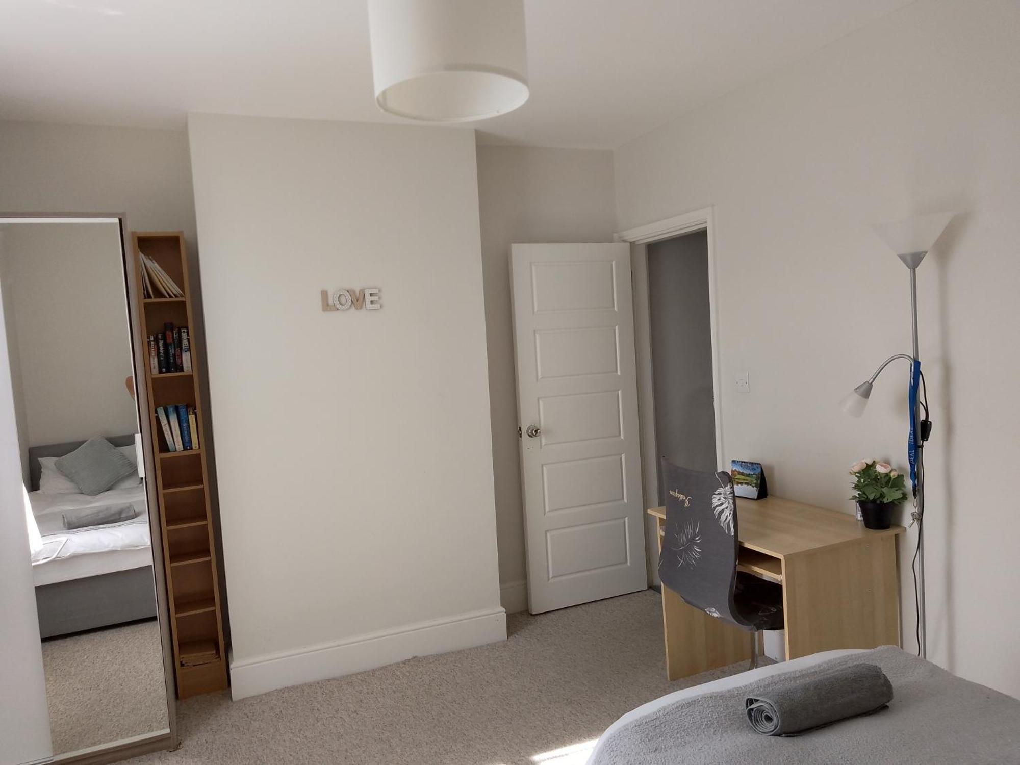 Double Or Twin In Town Centre * East Grinstead