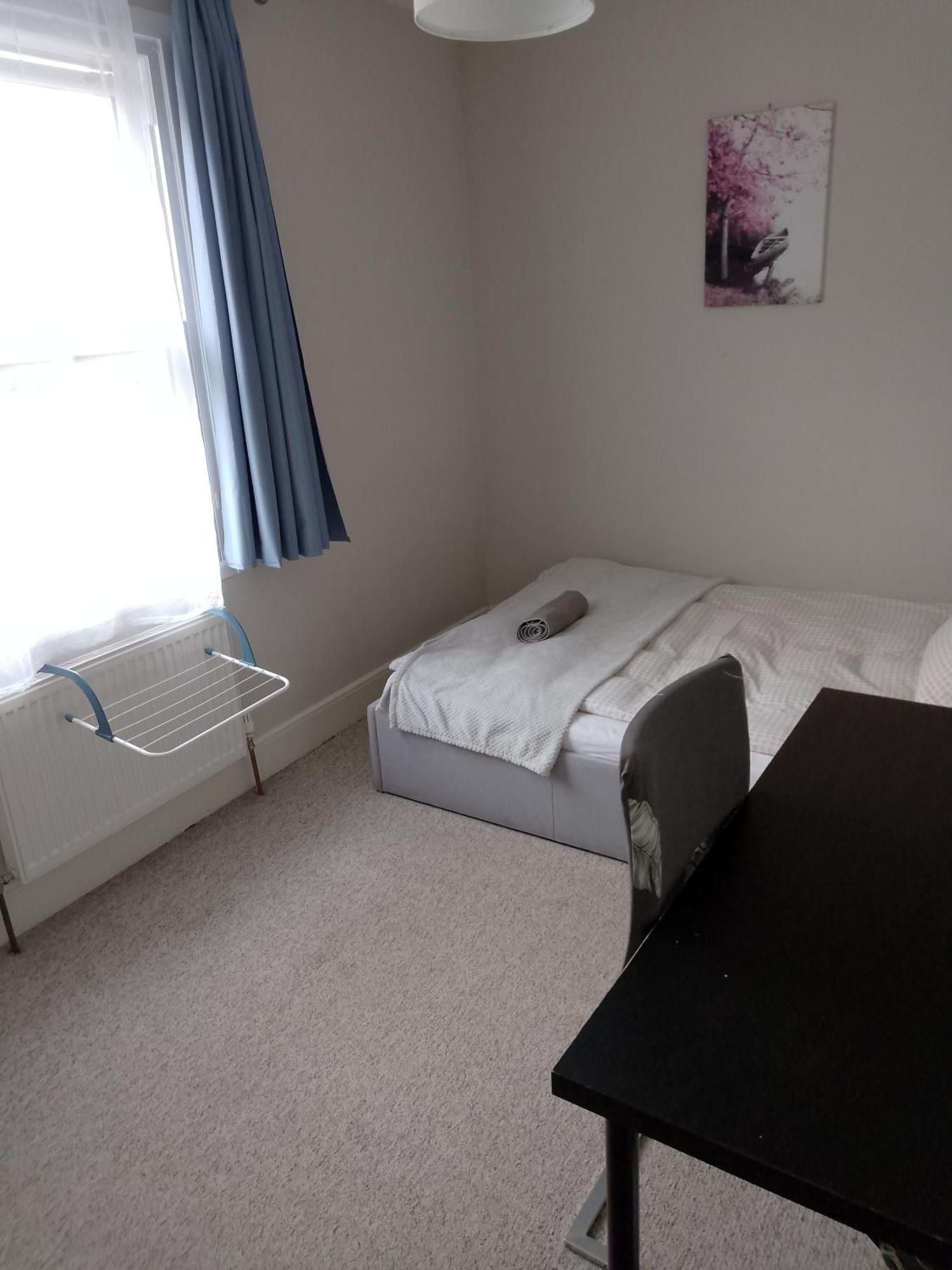 Double Or Twin In Town Centre * East Grinstead